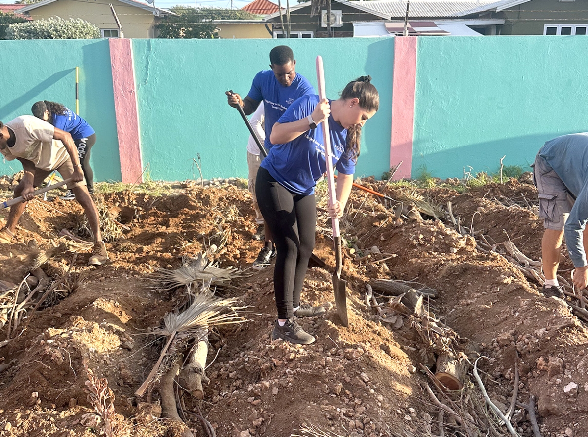 Empleadonan di Bucuti y Tara Beach Resort a uni cu proyecto di cultivo sostenibel na Jacinta Kleuterschool