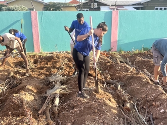 Empleadonan di Bucuti y Tara Beach Resort a uni cu proyecto di cultivo sostenibel na Jacinta Kleuterschool