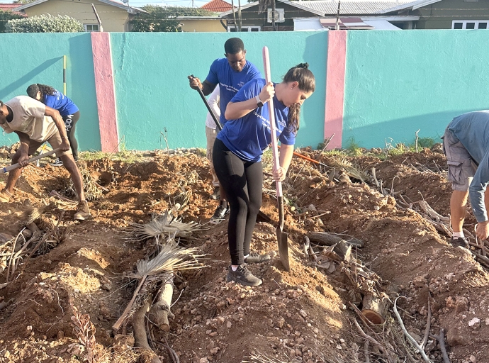 Empleadonan di Bucuti y Tara Beach Resort a uni cu proyecto di cultivo sostenibel na Jacinta Kleuterschool