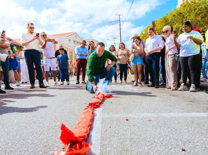 Ministro Geoffrey Wever a cende e pagara historico den centro di Playa