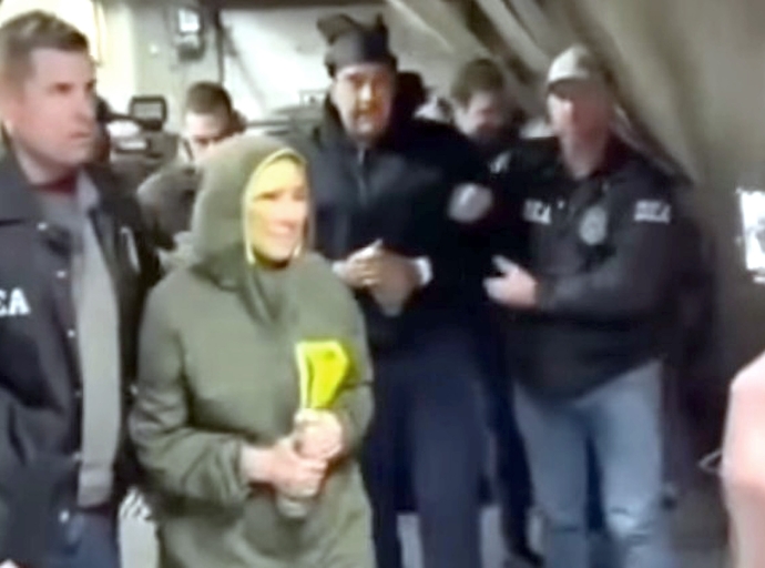 Militarnan a train pa varios luna riba un replica exacto di cas di Nicolas Maduro