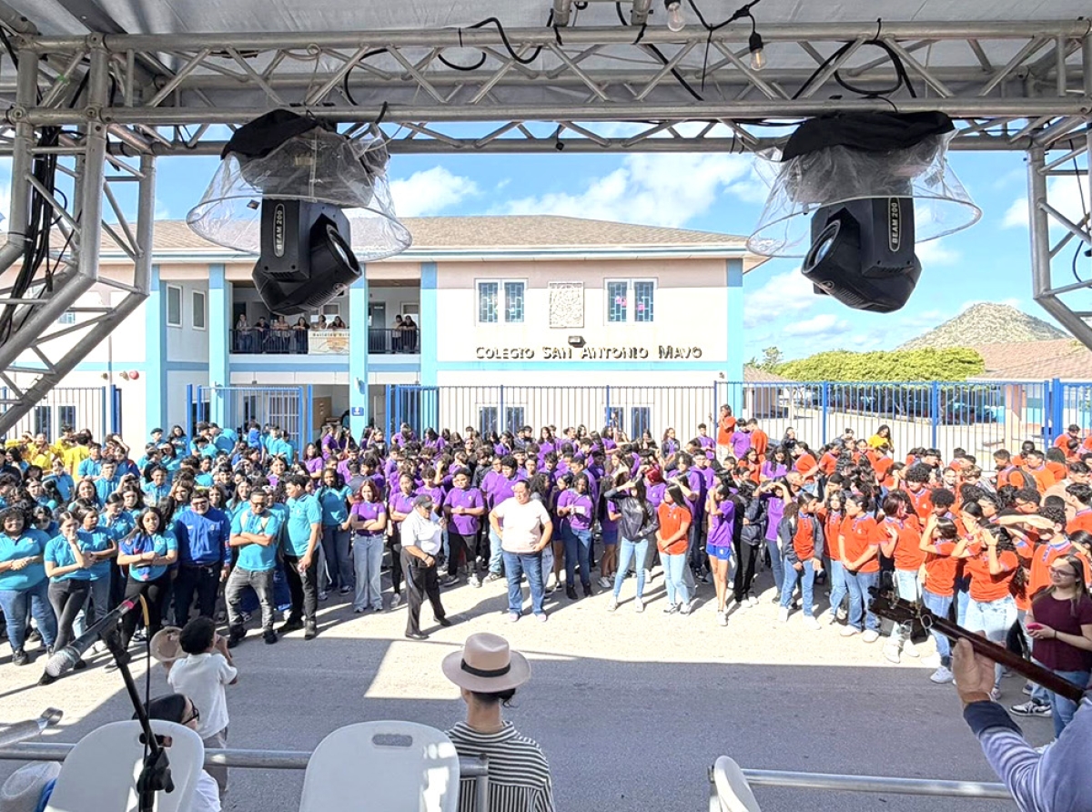 Dande a bishita Colegio San Antonio riba prome dia di scol e aña aki