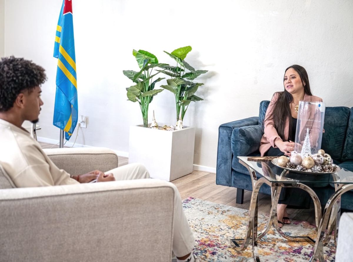 Prospecto di futbol Josthan Maduro a reuni cu Ministro di Deporte