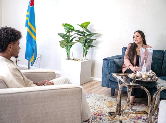 Prospecto di futbol Josthan Maduro a reuni cu Ministro di Deporte