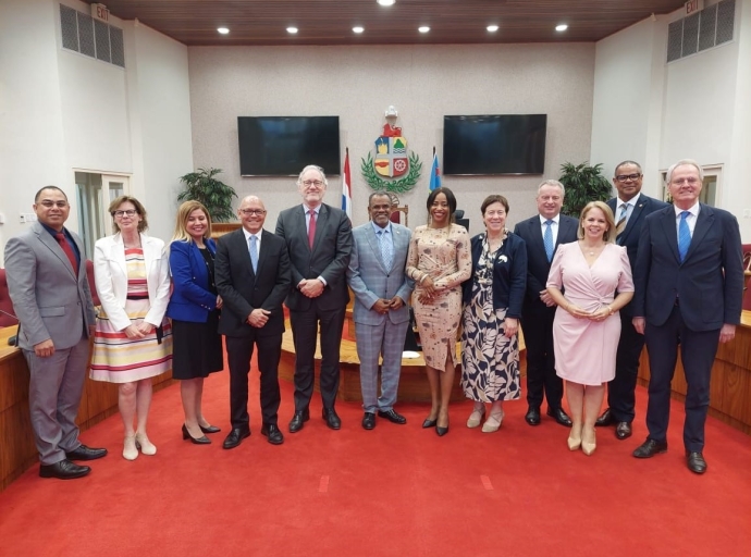 Parlamentario Evelyn Wever-Croes a splica dicon e ley di Reino HOFA no mester bin