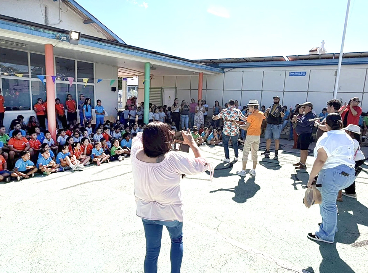 Alumnonan di Colegio Pastoor Kranwinkel a ricibi dande