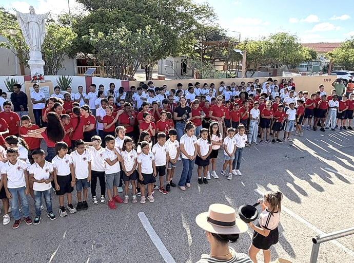 Paranda Nacional di Dande Escolar a bishita Colegio Sagrado Curazon na Savaneta