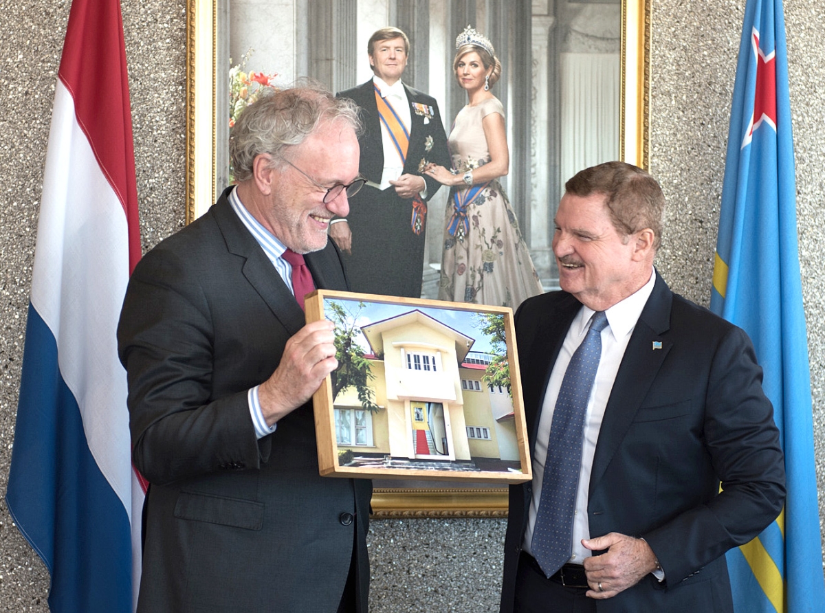 Bishita di cortesia di Thom de Graaf na oficina di Gobierno