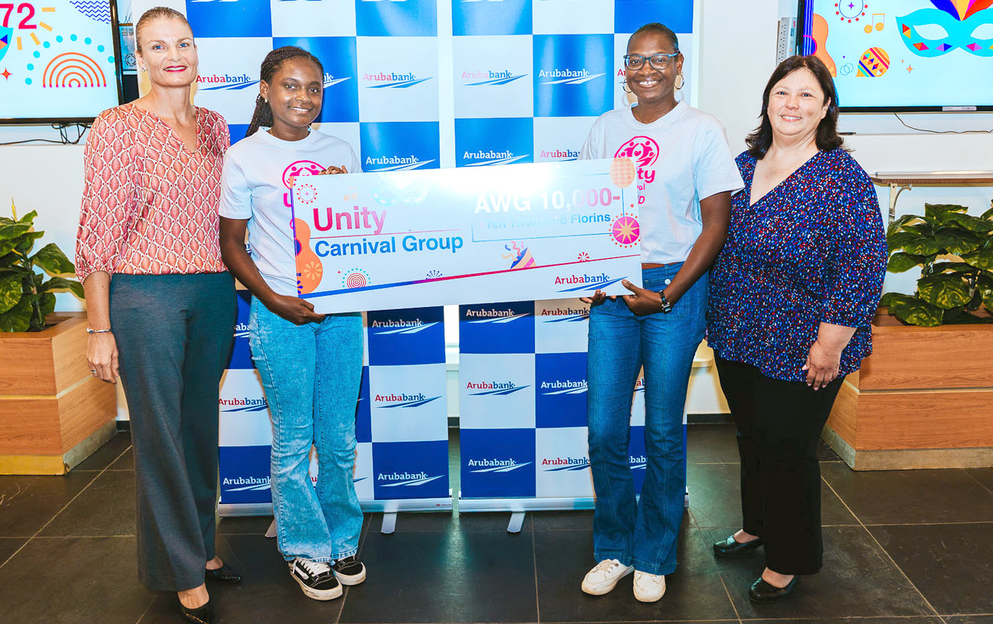 Tur grupo di Carnaval di Mucha a haya 10 mil Florin di donacion