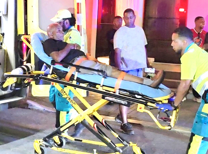 Auto a dal adulto mayor cruzando caya den Emanstraat