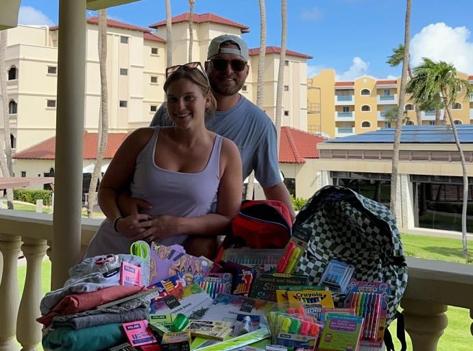 Turistanan di Bucuti & Tara Beach resort cu donacion di casi 470 kilo di articulo na Kinderhuis Imeldahof