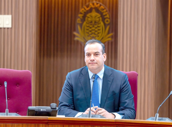 Ministro splicando Parlamento di e incentivonan fiscal nobo