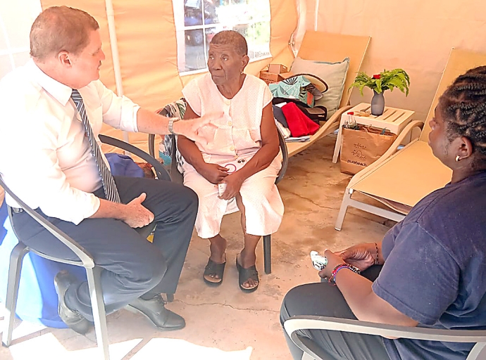 Minister President a bishita e famianan na San Nicolas afecta door di candela