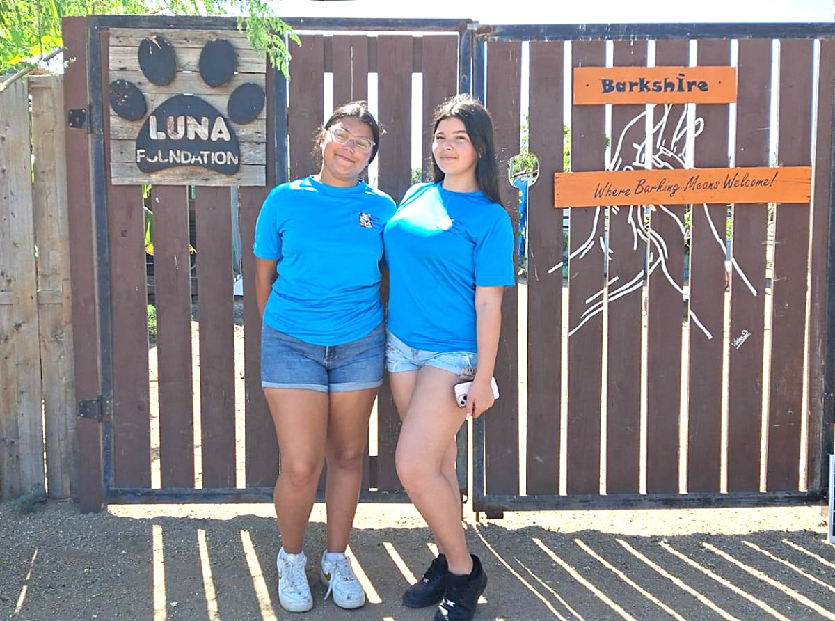 Alumnonan di scol como boluntario yudando Luna Foundation