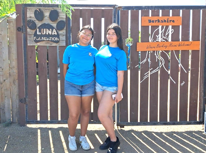 Alumnonan di scol como boluntario yudando Luna Foundation