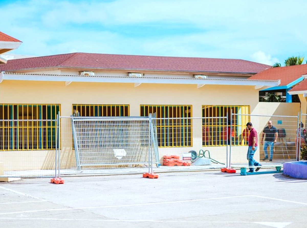 Ministro a bay check con ta renobando bañonan na Scol Basico Xander Bogaerts   