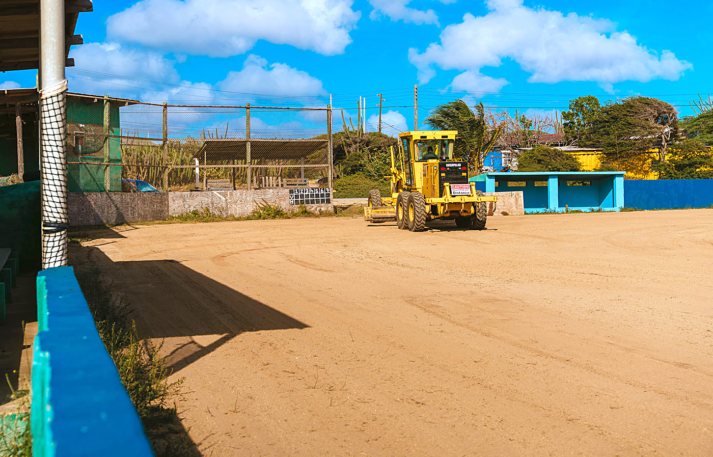 Trabaonan a cuminza pa asina mehora e veld deportivo di Sabana Grandi