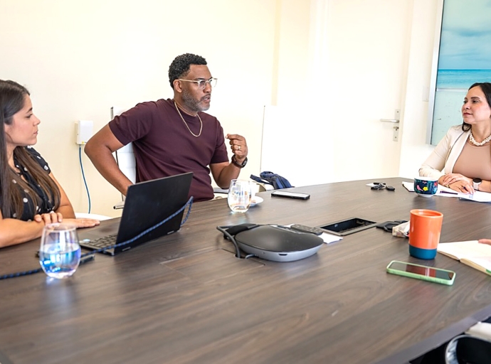 Proyecto di CTR21 a wordo presenta na Ministro Gerlien Croes