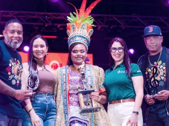Melody Franken corona como Reina di Tumba Hubenil