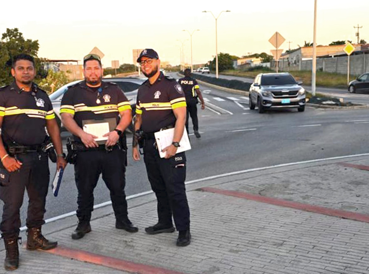 Diasabra anochi Polisnan a controla 200 auto na Playa