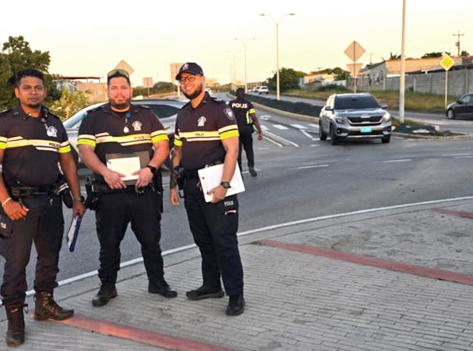 Diasabra anochi Polisnan a controla 200 auto na Playa