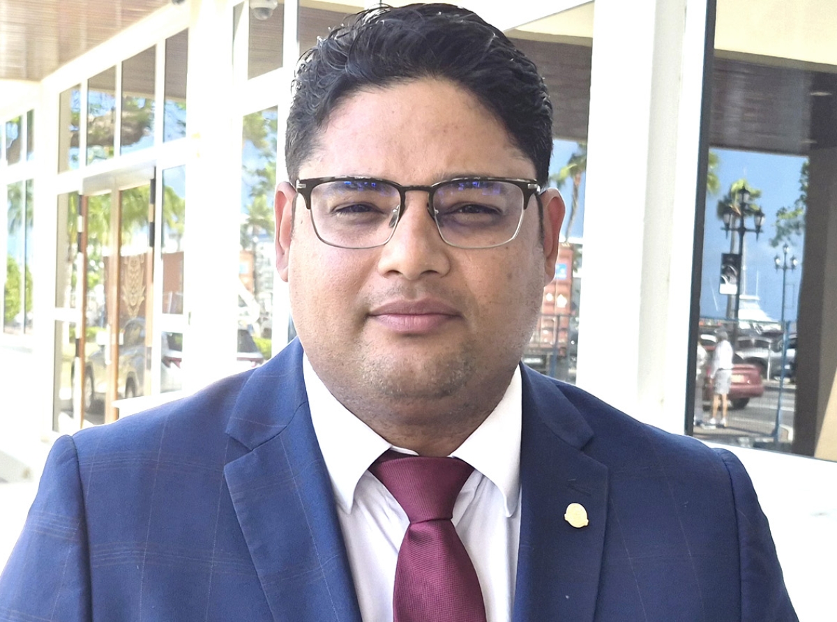 Parlamentario John Hart a yama un ‘vragenuur” y un reunion di Parlamento