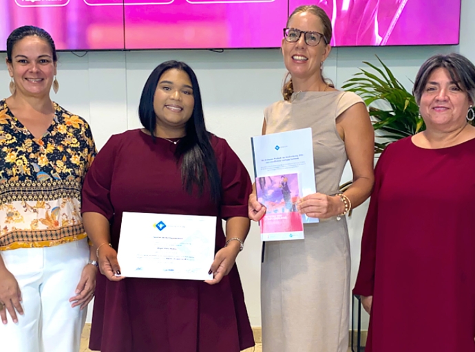 Abigail Aisha Medina a gradua na Universidad di Aruba