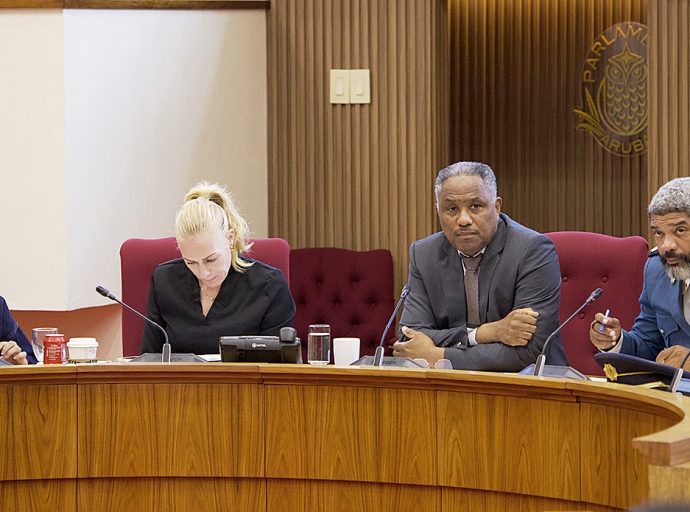 Minister di Husticia ta duna splicacion na Parlamento tocante siguridad di trafico