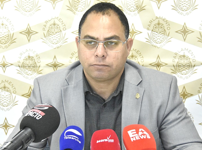 Parlamentario Eduard Pieters ta haya cu Pensionadonan merece igualdad