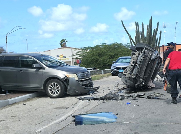 Chauffeur herida den accident fuerte net riba tereno di Citgo Sero Blanco