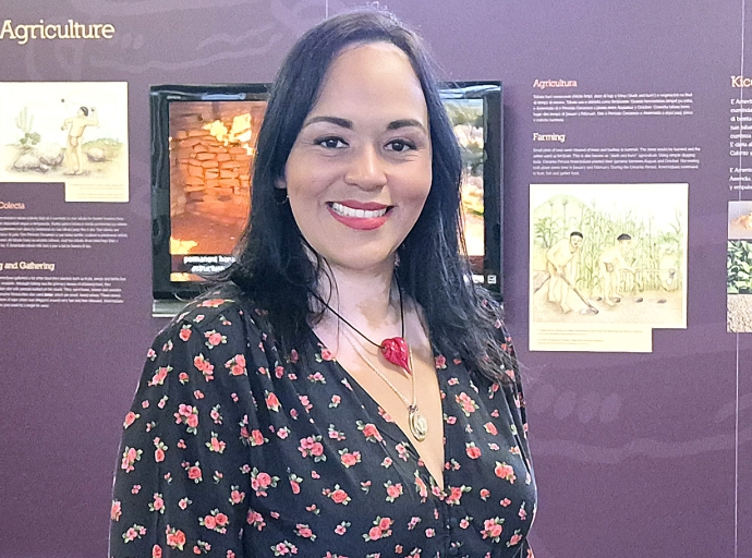 Artista di arte visual Jo-Ann Kock-Ridderstap cu tayer interesante na Museo MANA