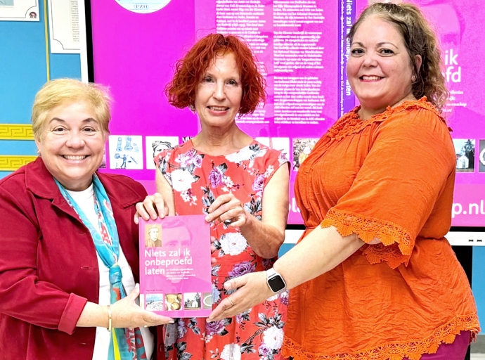 Olga van der Klooster a entrega su buki nobo na Biblioteca