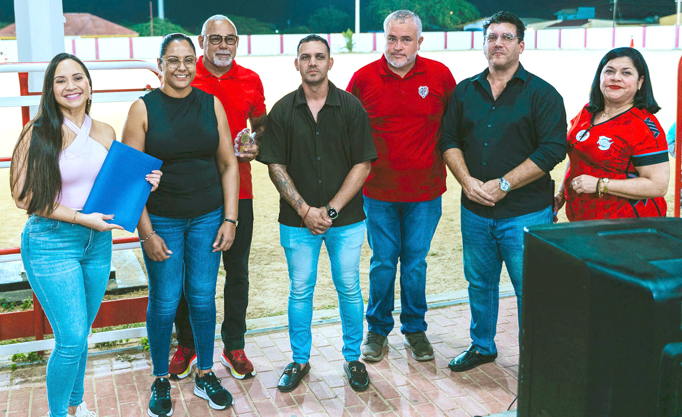 Ministro Gerlien Croes orguyoso cu veld di River Plate ta ricibi su luznan LED