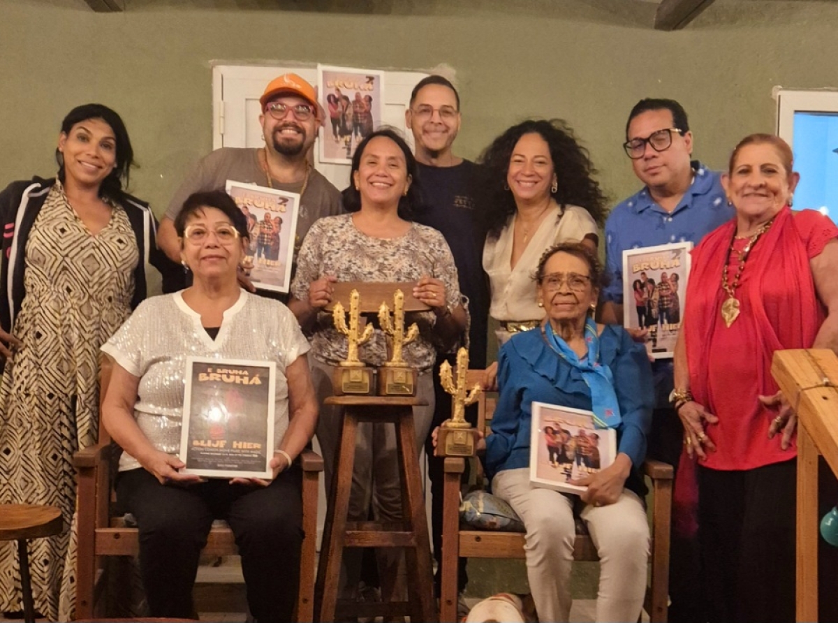 Desiree Croes a entrega reconocemento na crew di pelicula 'E Bruha, Bruha'