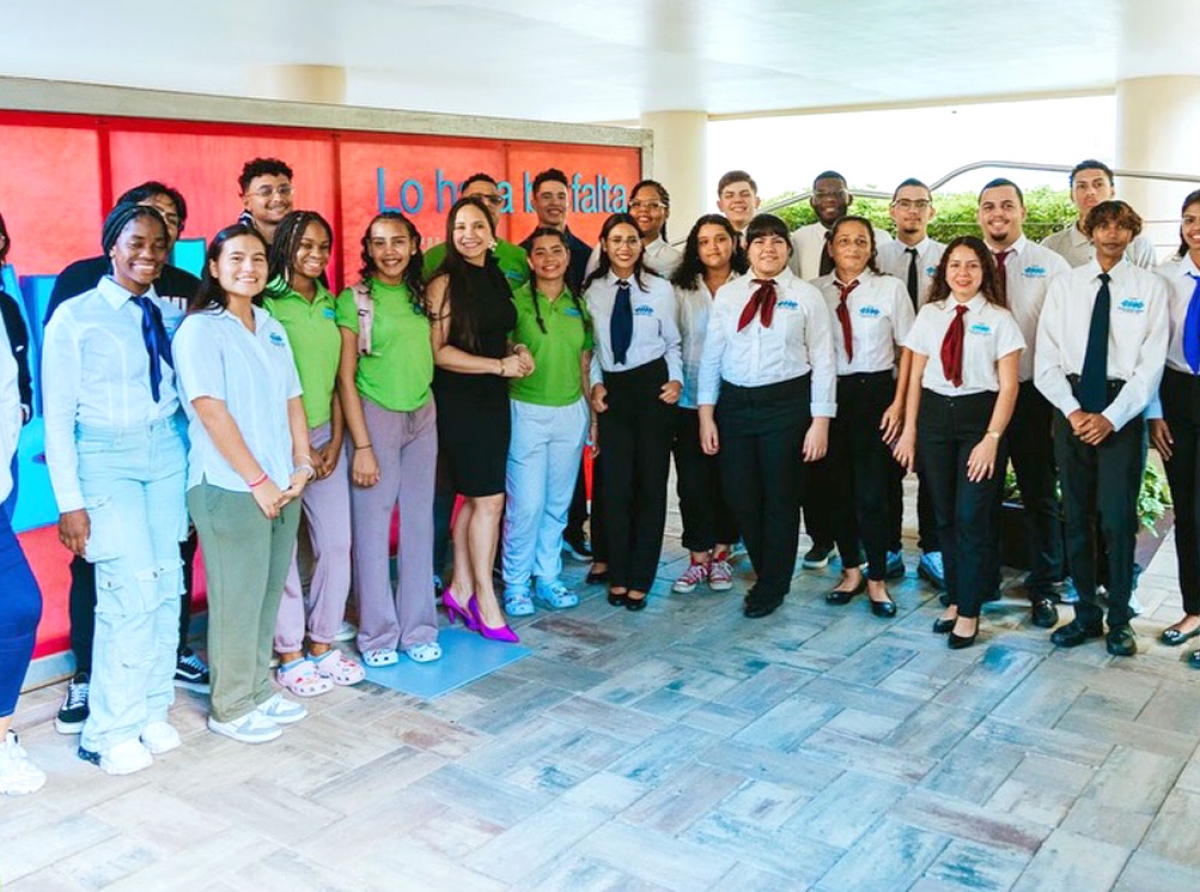 Grupo grandi di alumno di Colegio EPI a sali pa Europa