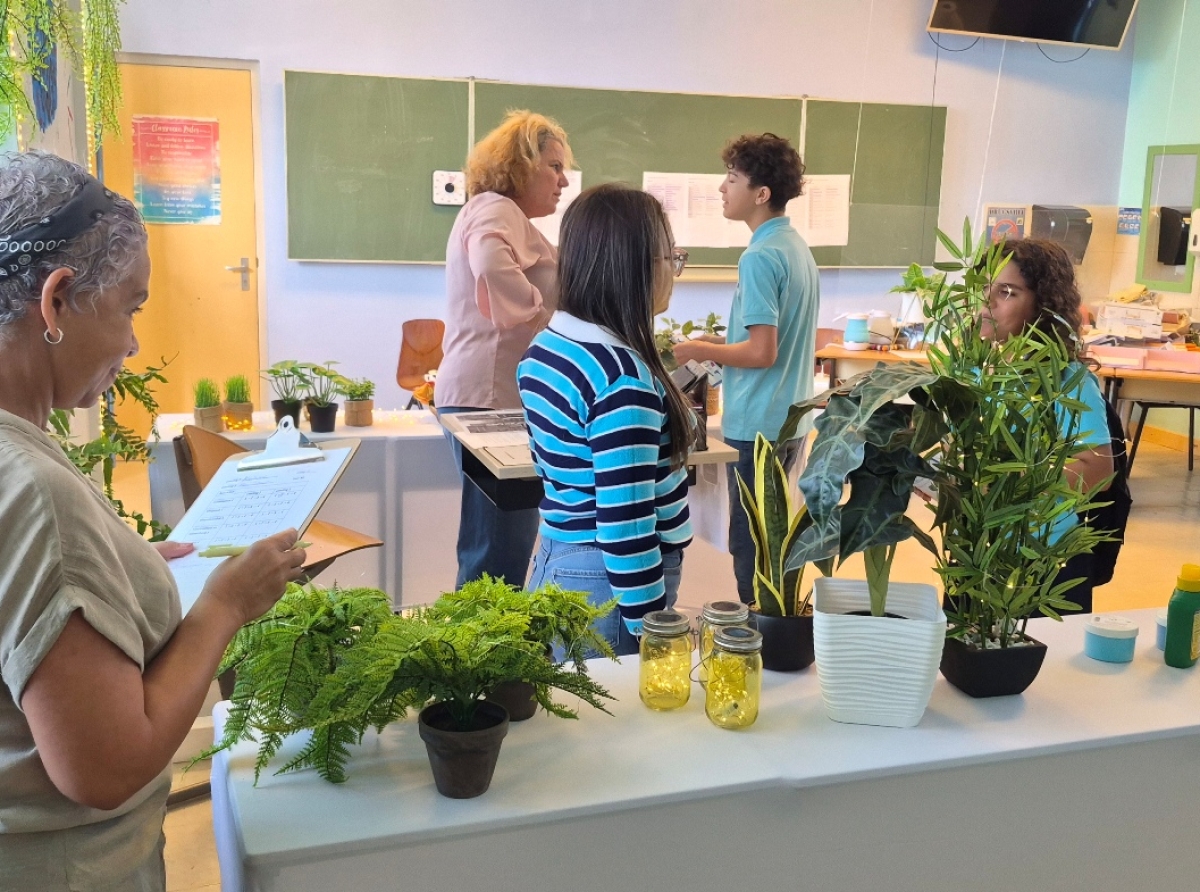 Alumnonan di Papiamento y Spaño lo realiza un viahe ficticio na cuater pais