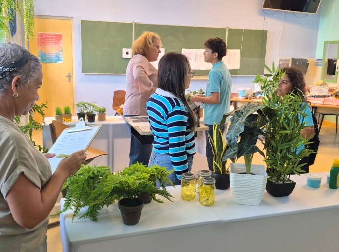 Alumnonan di Papiamento y Spaño lo realiza un viahe ficticio na cuater pais