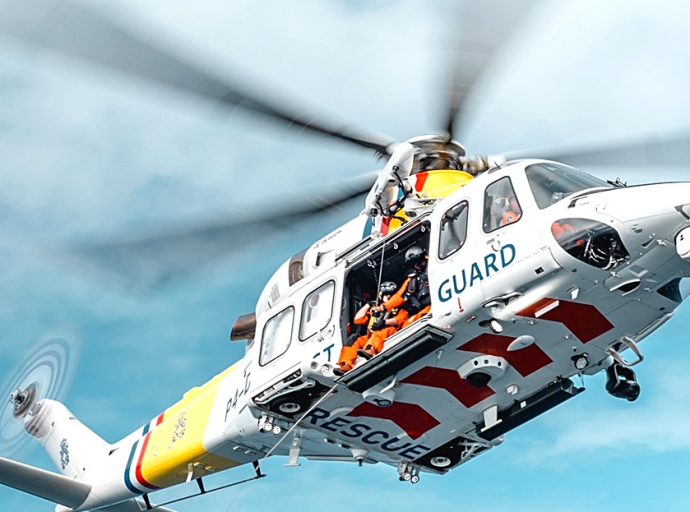 Cu helicopter a evacua tripulante herida riba barco