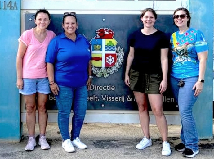 Dos funcionario importante di Hulanda a bay bishita Santa Rosa