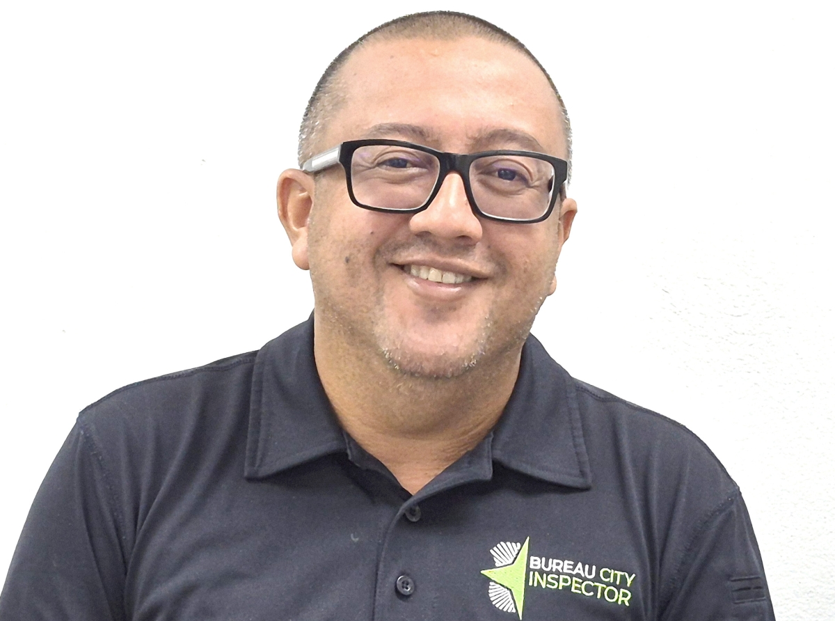 City Inspector y Polisnan wardando pa haya tereno pa pone e autonan wacharaca