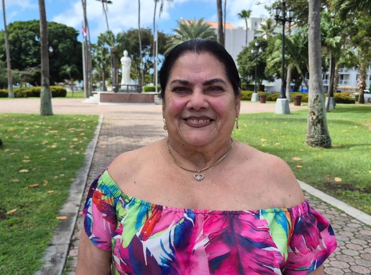 Señora Omaira Britten ta cumpli 50 aña skirbiendo poesia   