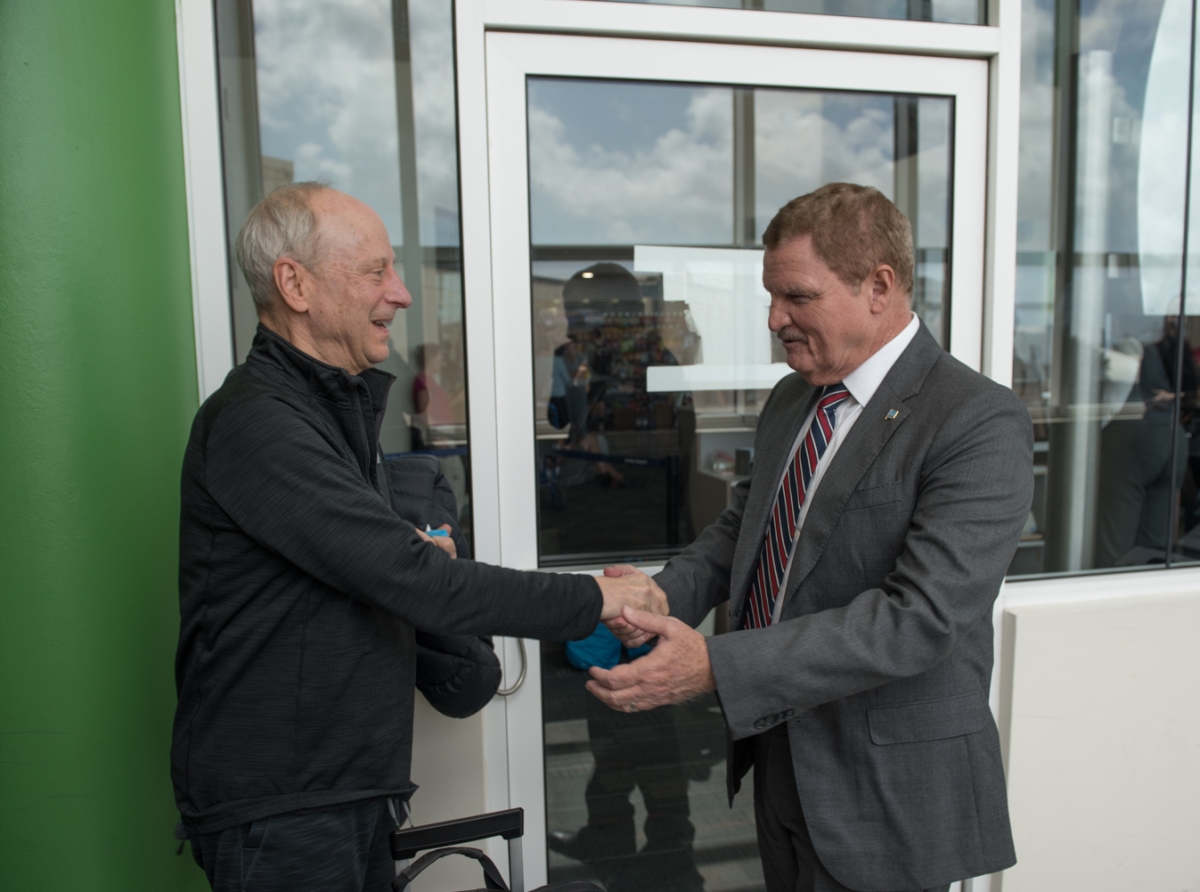 Filosofo di Harvard y autor di buki renombra Michael Sandel a yega Aruba pa conferencia di Bon Comun