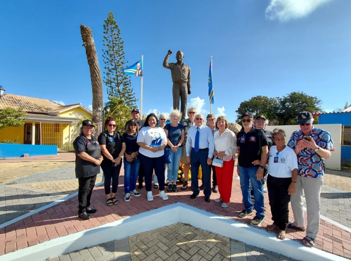 MEP cu ofrenda floral na memoria di Betico Croes na Plaza Status Aparte