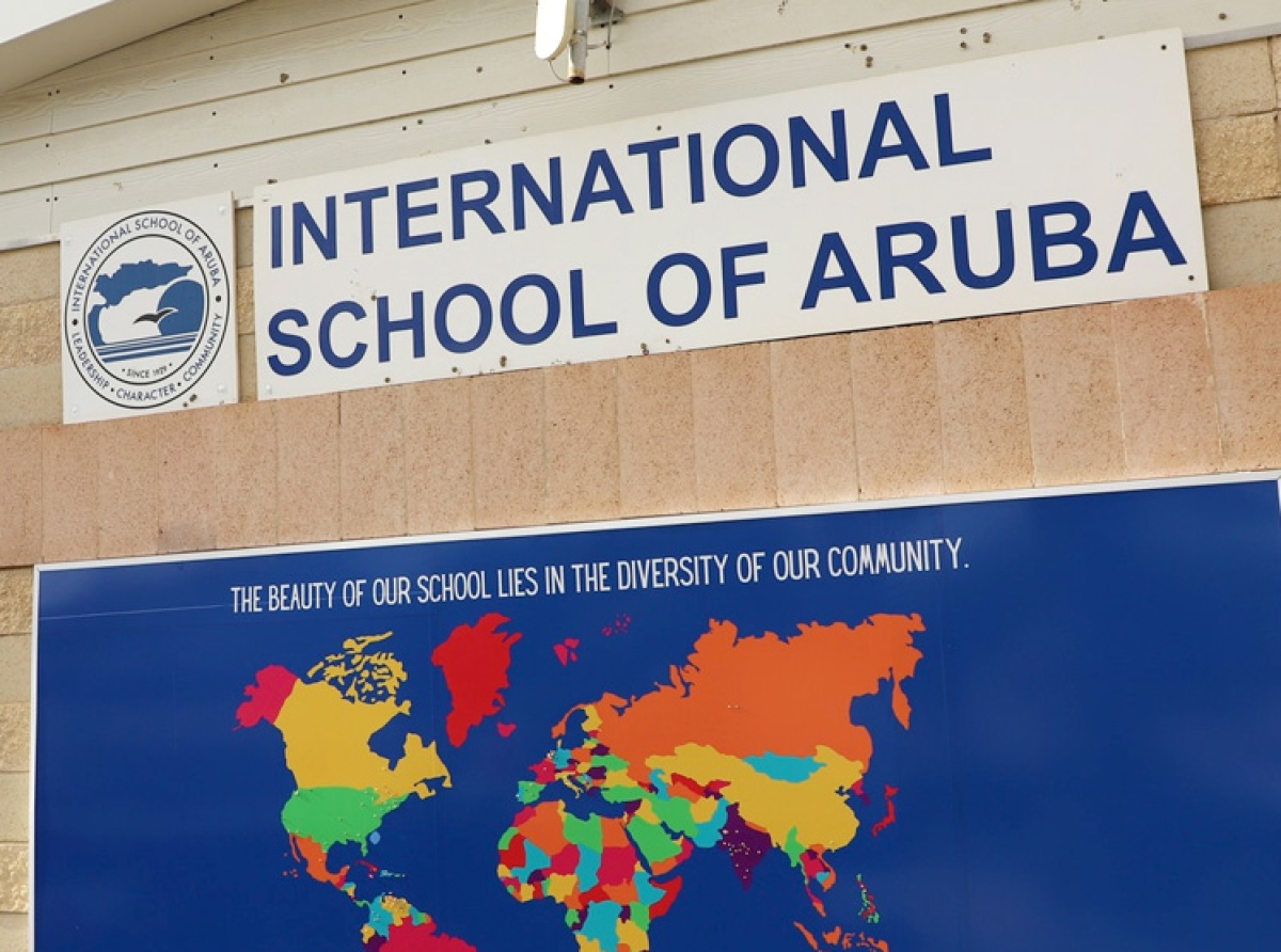 Studiantenan di International School cu a bay riba High Honor Roll