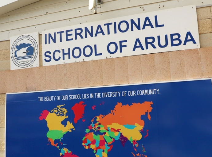 Studiantenan di International School cu a bay riba High Honor Roll