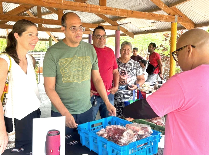 Minister Geoffrey Wever invitando pueblo pa Mercado Santa Rosa diasabra awo
