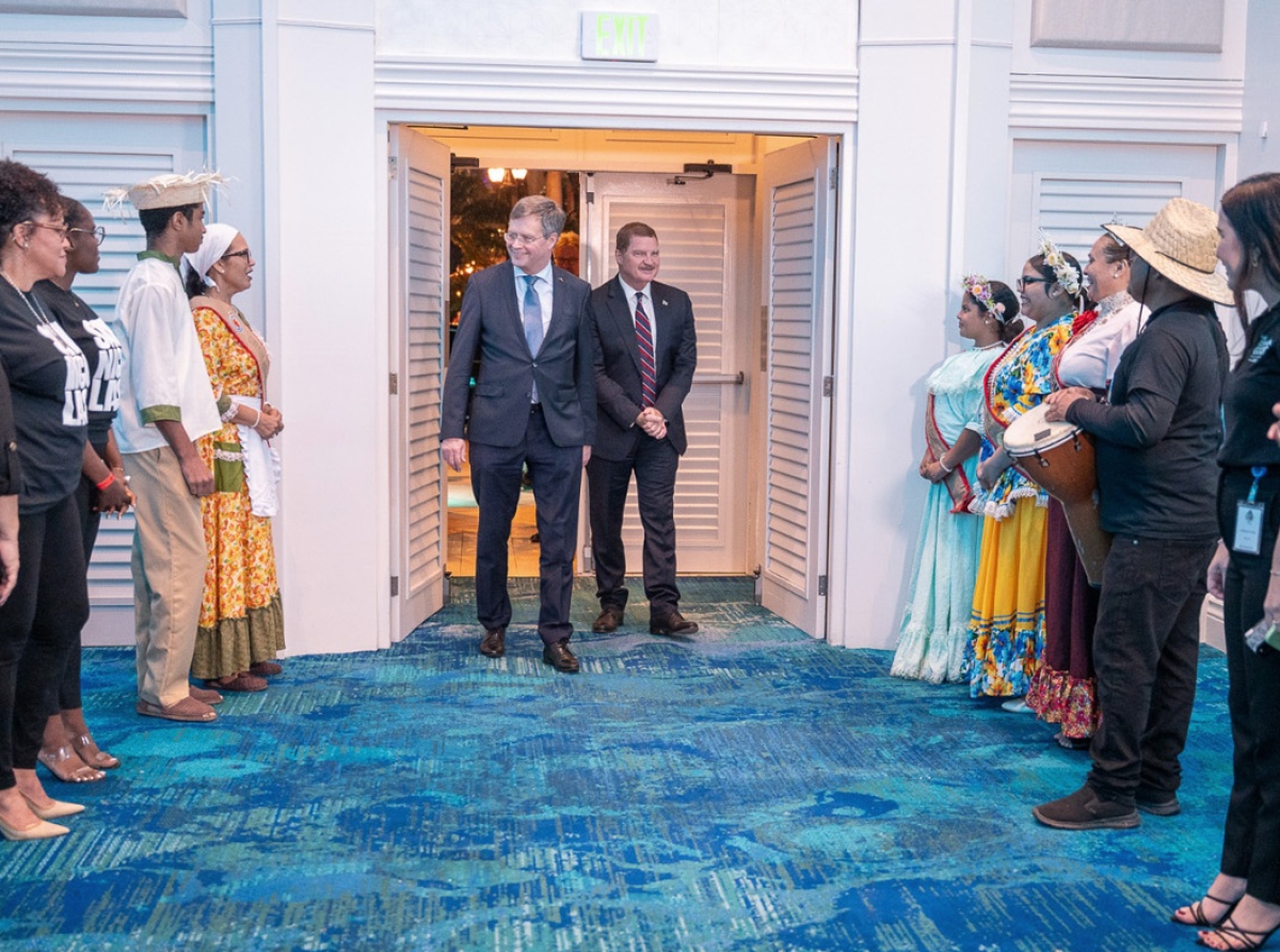 Ex-Premier Balkenende y Govert Buijs a yega Aruba pa e Common Good Conference