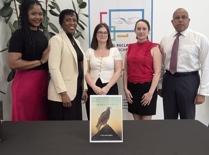 Aruba ta lansa programa Smart Justice ‘Buddi’ pa monitoreo electronico den sistema hubenil