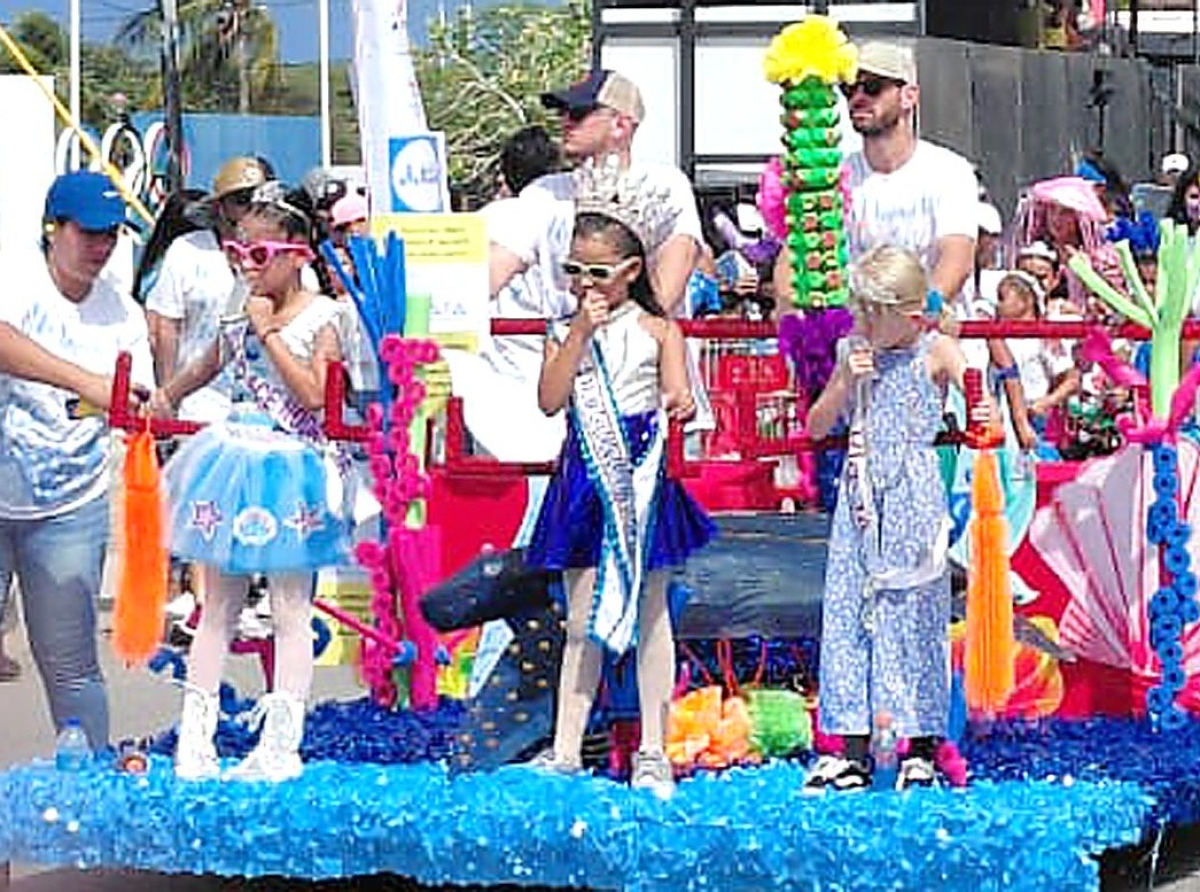 Tremendo parada escolar di muchanan di scolnan basico
