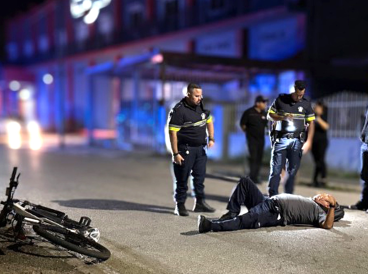 Homber haya benta abao den Venezuelastraat cu posibel golpi fuerte na cabez